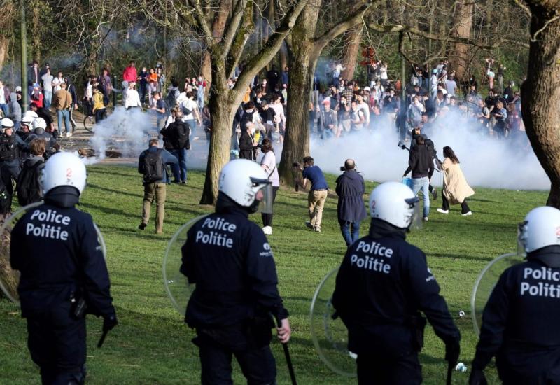 Policija vodenim topovima rastjerala zabranjeni skup u Bruxellesu